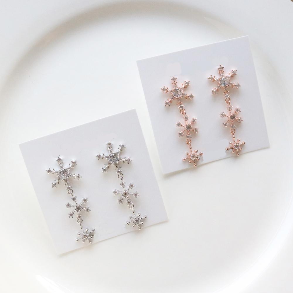 Snowflakes earrings from Korea feature snowflakes in silver or rose gold colour. Hand-made from Korea. Sold by Haru Hana Little Ones Boutique Australia.
